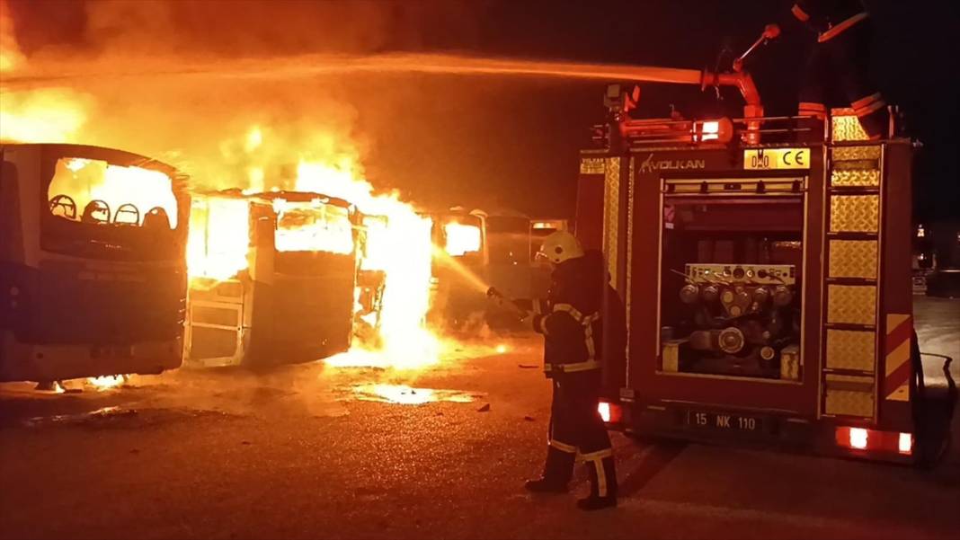 Otobüslerin bulunduğu park alanında yangın çıktı 2